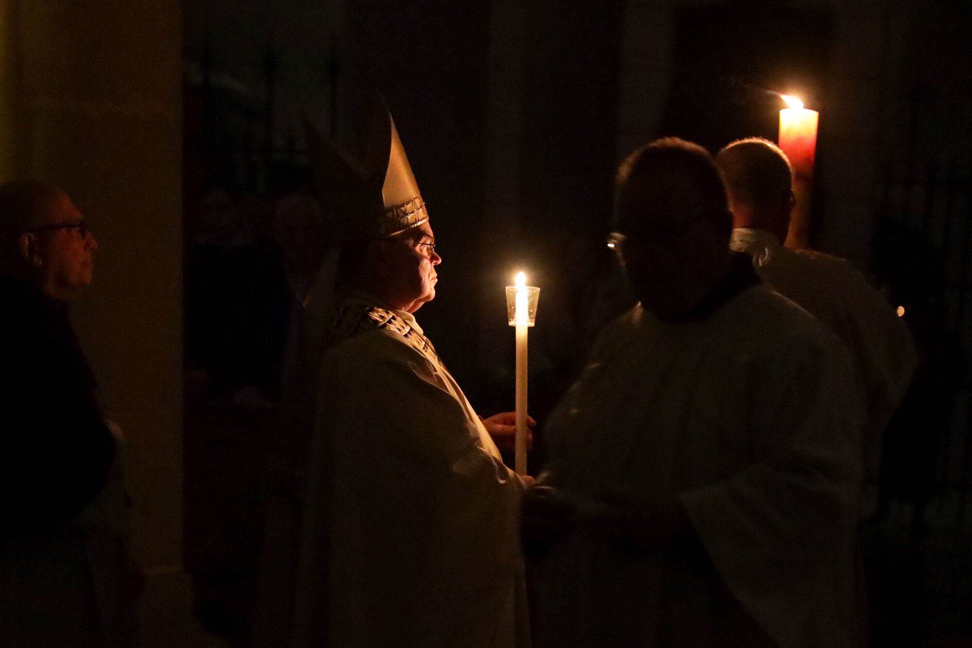 Einzug in den dunklen Dom.