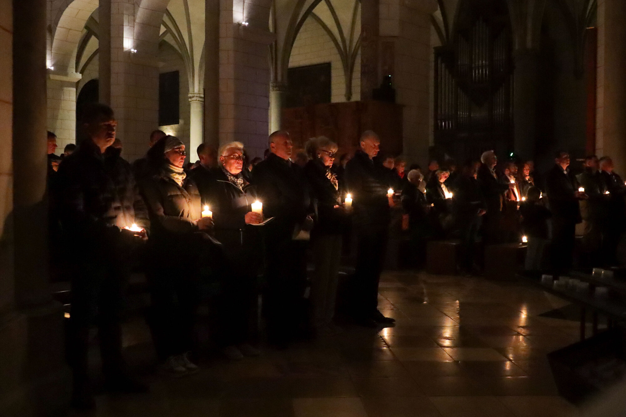 Kerzen erhellen den Dom.