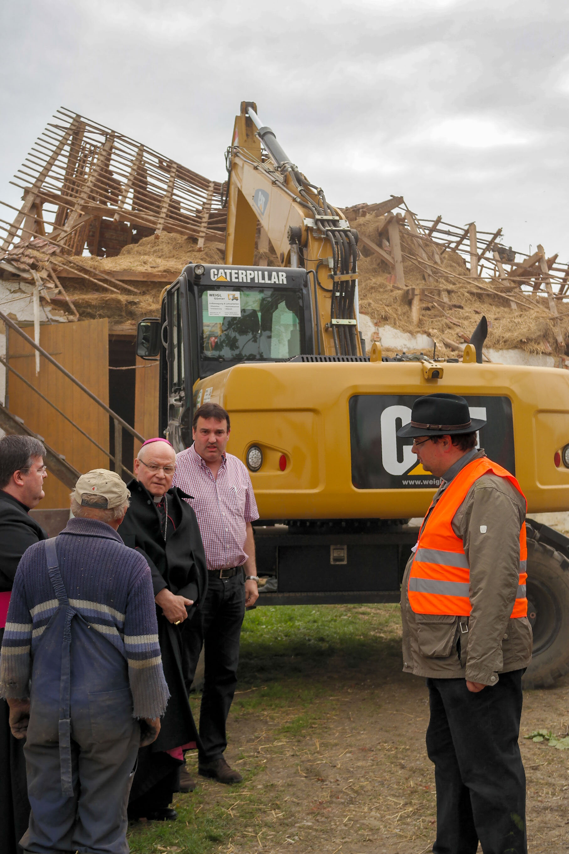 Vor zehn Jahren: Bischof Dr. Konrad Zdarsa und Generalvikar Harald Heinrich besuchen die betroffenen Orte (Archivfoto: Karl-Georg Michel / pba)