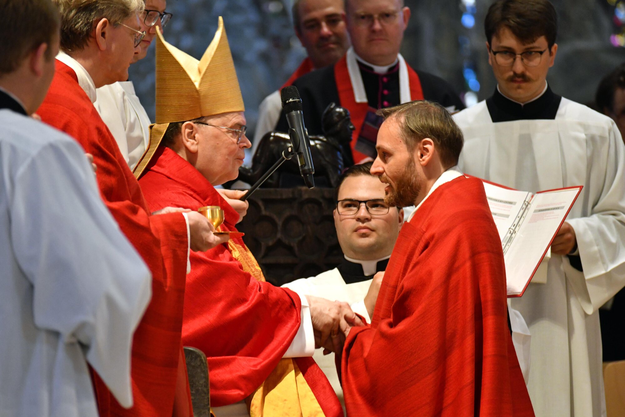Priesterweihe im Augsburger Dom 2025 (Foto Nicolas Schnall pba) 22