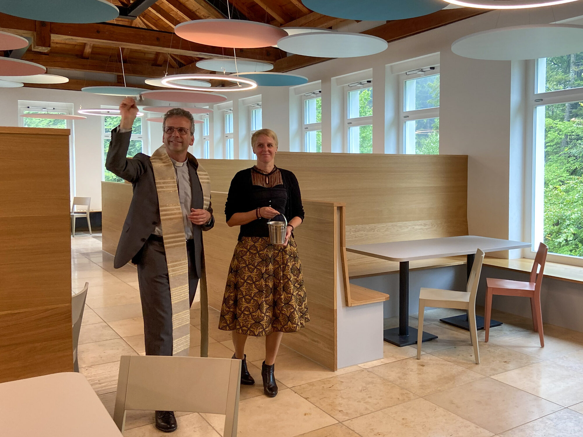 Domkapitular Armin Zürn segnet die Räumlichkeiten der neu gestalteten Mensa.