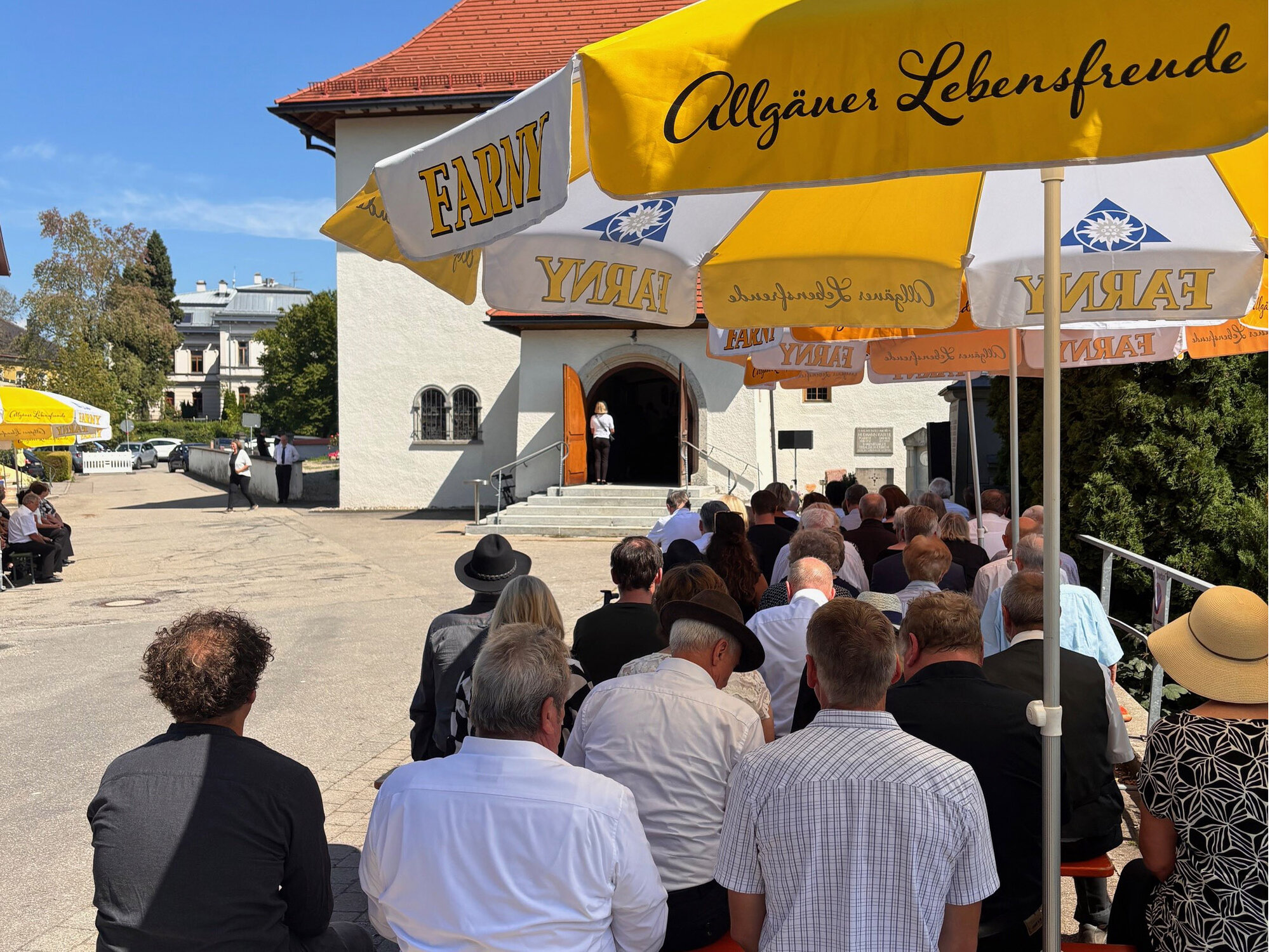 Viele Gläubige hatten in der Kirche keinen Platz mehr gefunden und feierten das Requiem draußen mit.
