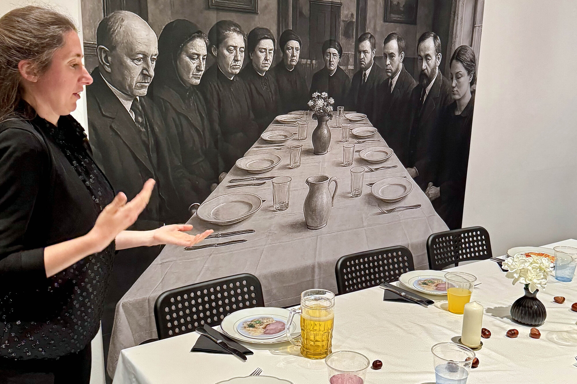 Dr. Veronika Jung erläutert die Bedeutung, die der Leichenschmaus - oder auch Totenmahl genannt - für die Trauergemeinde haben kann.