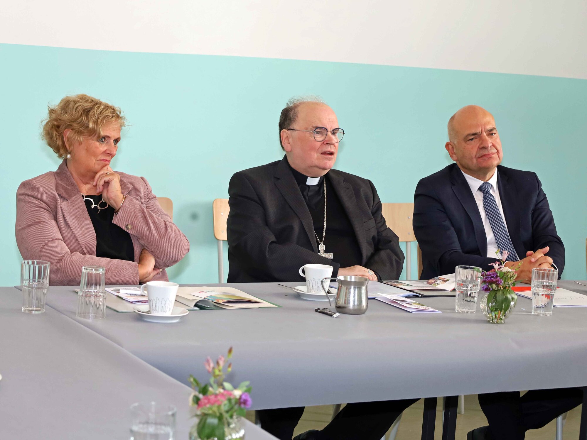 Katholische Flüchtlingswoche_Bischof Bertram besucht die Gemeinschaftsunterkunft in der Augsburger Ottostraße (Foto Caritas Augsburg Bernhard Gattner)