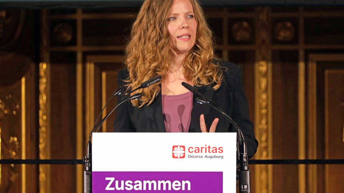 05_altkanzlerin-dr-angela-merkel-mit-dem-elisabethpreis-der-caritas-ausgezeichnet-foto-caritas-augsburg-annette-zoepf5047713
