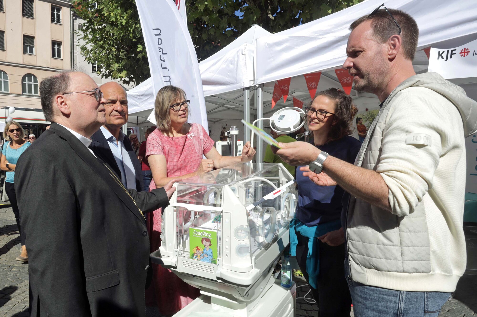 Bischof informiert sich über Inkubator der kjf-Klinik Josefinum (Foto Caritas Augsburg Annette Zoepf)