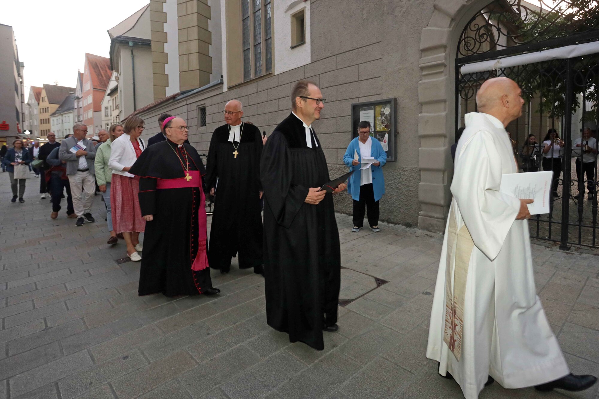 Prozessionszug vor dem Anschlag der neuen Augsburger Thesen vor evangelisch St. Anna (Foto Caritas Augsburg Annette Zoepf)