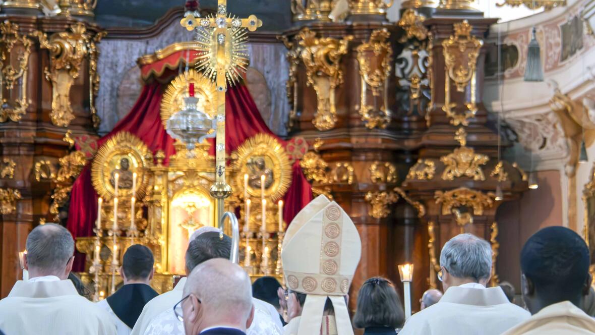bischof-und-altardienst-beim-einzug-in-die-schutzengelkirche-foto-ku-eichstaett-ingolstadt-lena-luisa-maier5054784