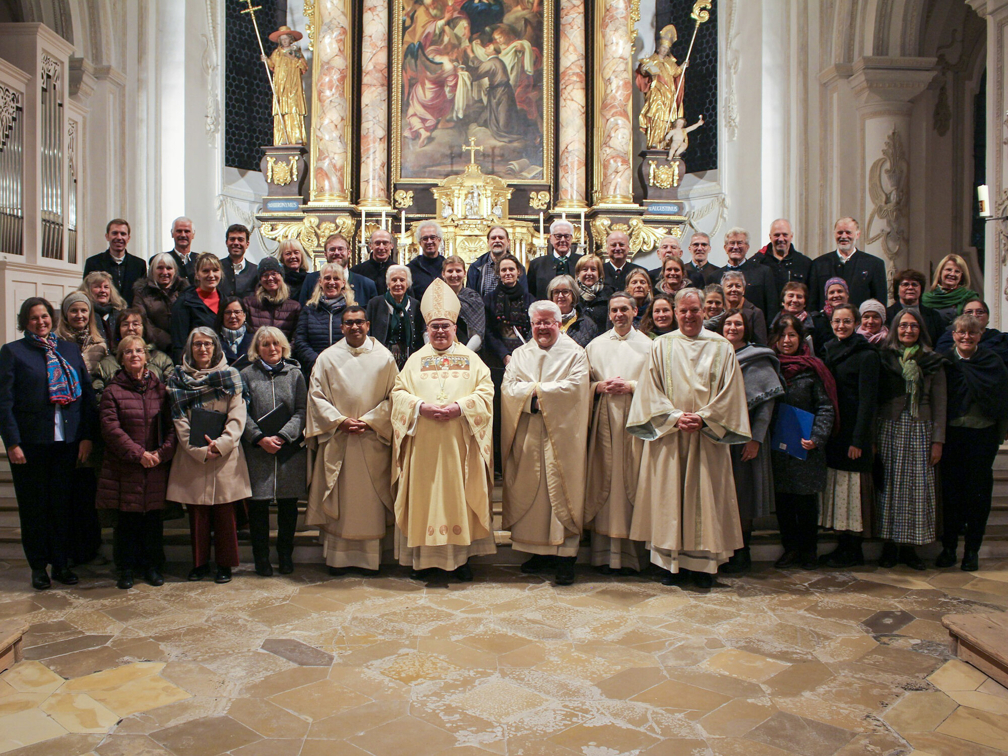 Bischof Bertram gemeinsam mit dem großen Chor des Freilichtspiels "Welfs Erbe", das heuer anlässlich des Jubiläums aufgeführt wurde (Foto: Bruno Wilhelm)