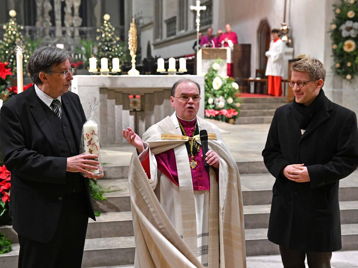 Eine Ära geht zu Ende: Stabübergabe von Domkapellmeister Reinhard Kammler (links) an seinen Nachfolger Stefan Steinemann (rechts). Diözesanadministrator Prälat Dr. Bertram Meier (Mitte) bedankt sich im Namen des Bistums. (Foto: Nicolas Schnall / pba)