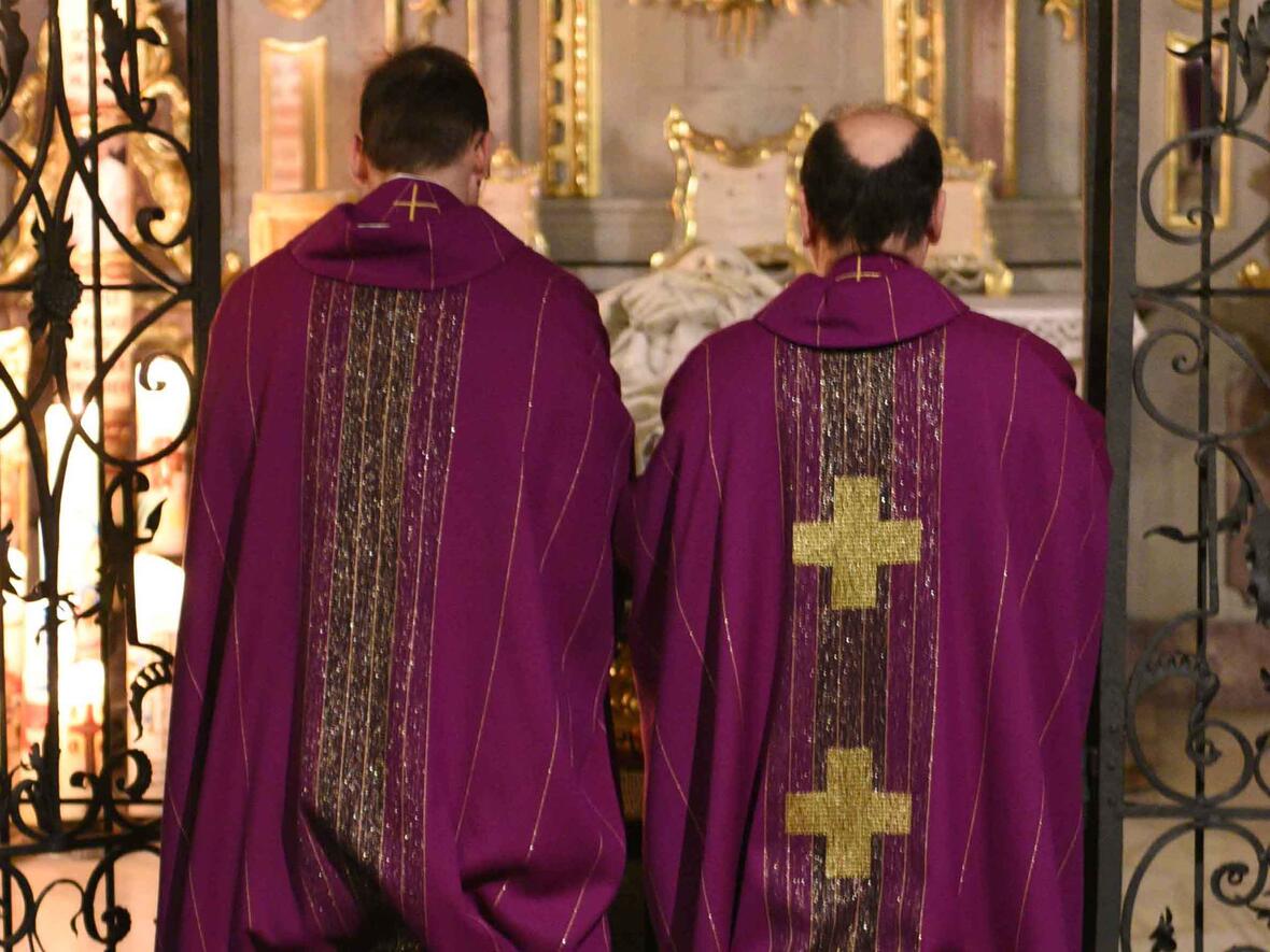 Basilikapfarrer Christoph Hänsler (links) und Prälat Bertram Meier beim gemeinsamen Gebet am Grab des heiligen Ulrich. (Foto: Karin Demartin)