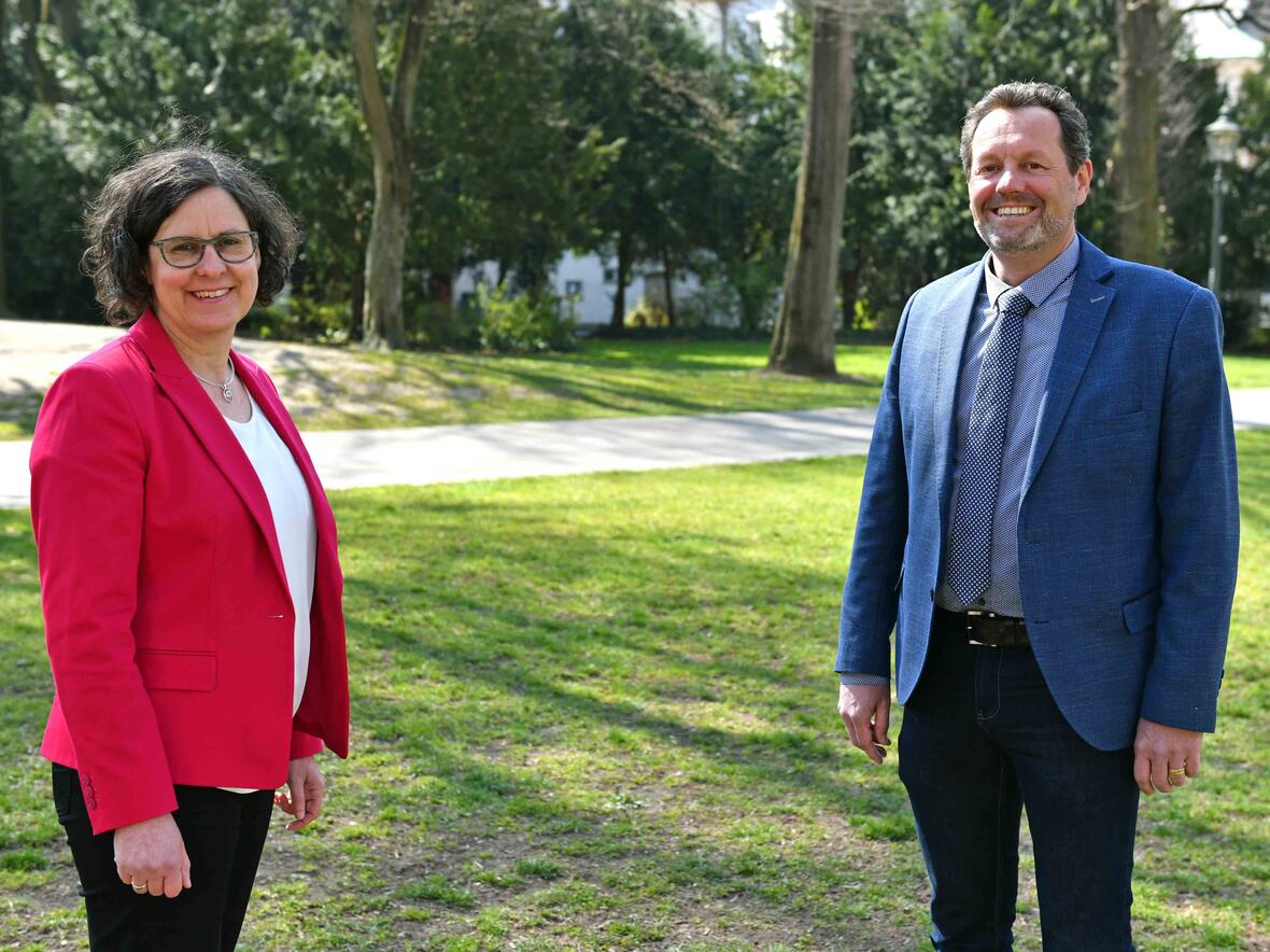 Neues Leitungsteam im Bischöflichen Seelsorgeamt - in Zeiten von Corona mit dem nötigen Abstand: Angelika Maucher und Christian Öxler, der zudem die Direktion im Haus St. Ulrich übernehmen wird. (Fotos: Nicolas Schnall / pba)