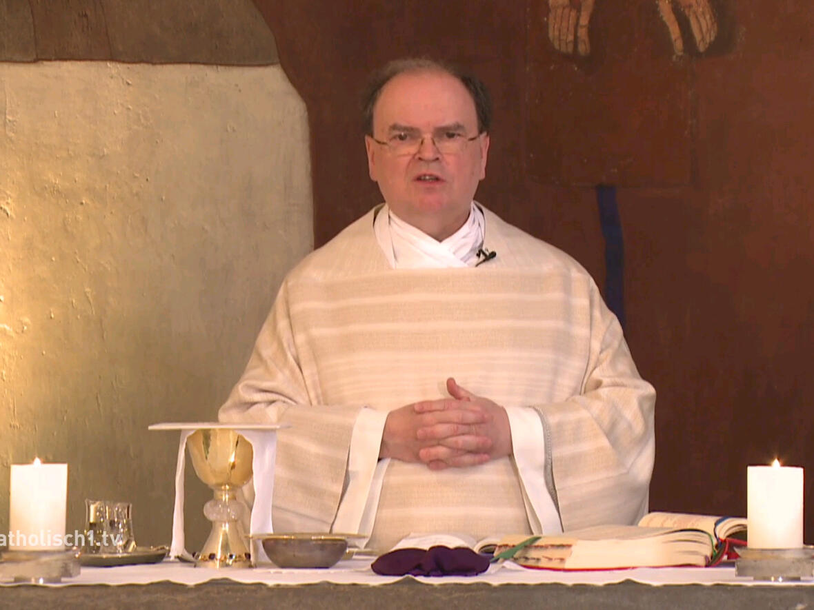 In ungewisser Zeit, an ungewohntem Ort: Der ernannte Bischof Dr. Bertram Meier beginnt das österliche Triduum nicht im Dom, sondern am Altar der Bischofshauskapelle. (Bildquelle: katholisch1.tv)