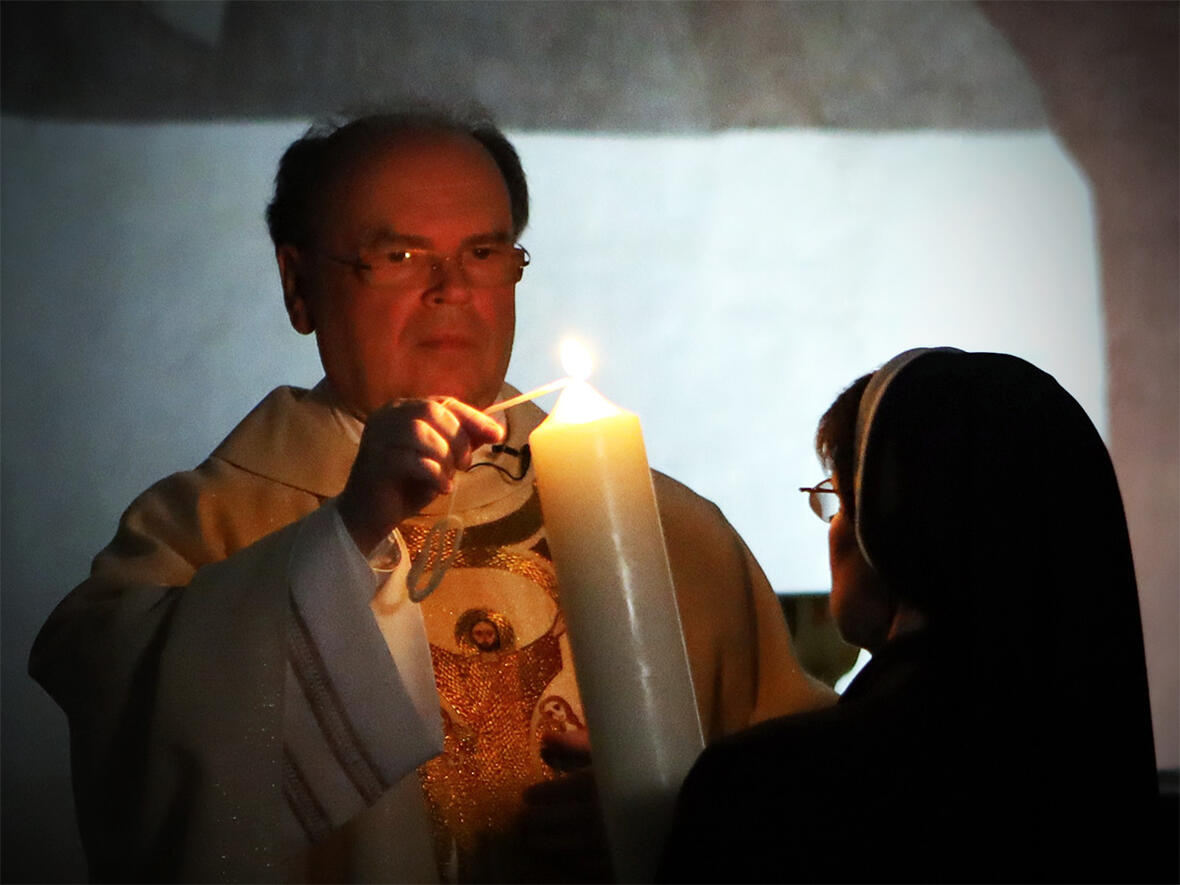 Christus ist auferstanden! Bischof Bertram entzündet die Osterkerze während der Feier der hl. Osternacht in der Kapelle des Bischofshauses (Foto: Annette Zoepf / pba)