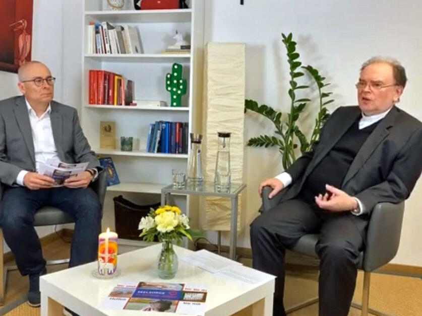 Pressesprecher Dr. Karl-Georg Michel leitete die "Publikumsfragen" an den ernannten Bischof weiter. (Foto: pba)