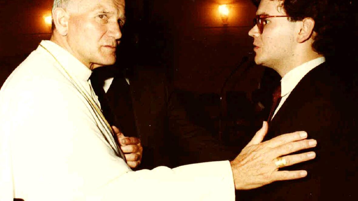 Papst Johannes Paul II besuchte 1981 das Germanikum in Rom und traf dort mit dem Theologiestudenten Bertram Meier zusammen.