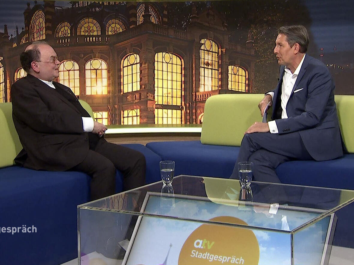 Jan Klukkert im Gespräch mit Bischof Bertram. (Foto: a.tv)