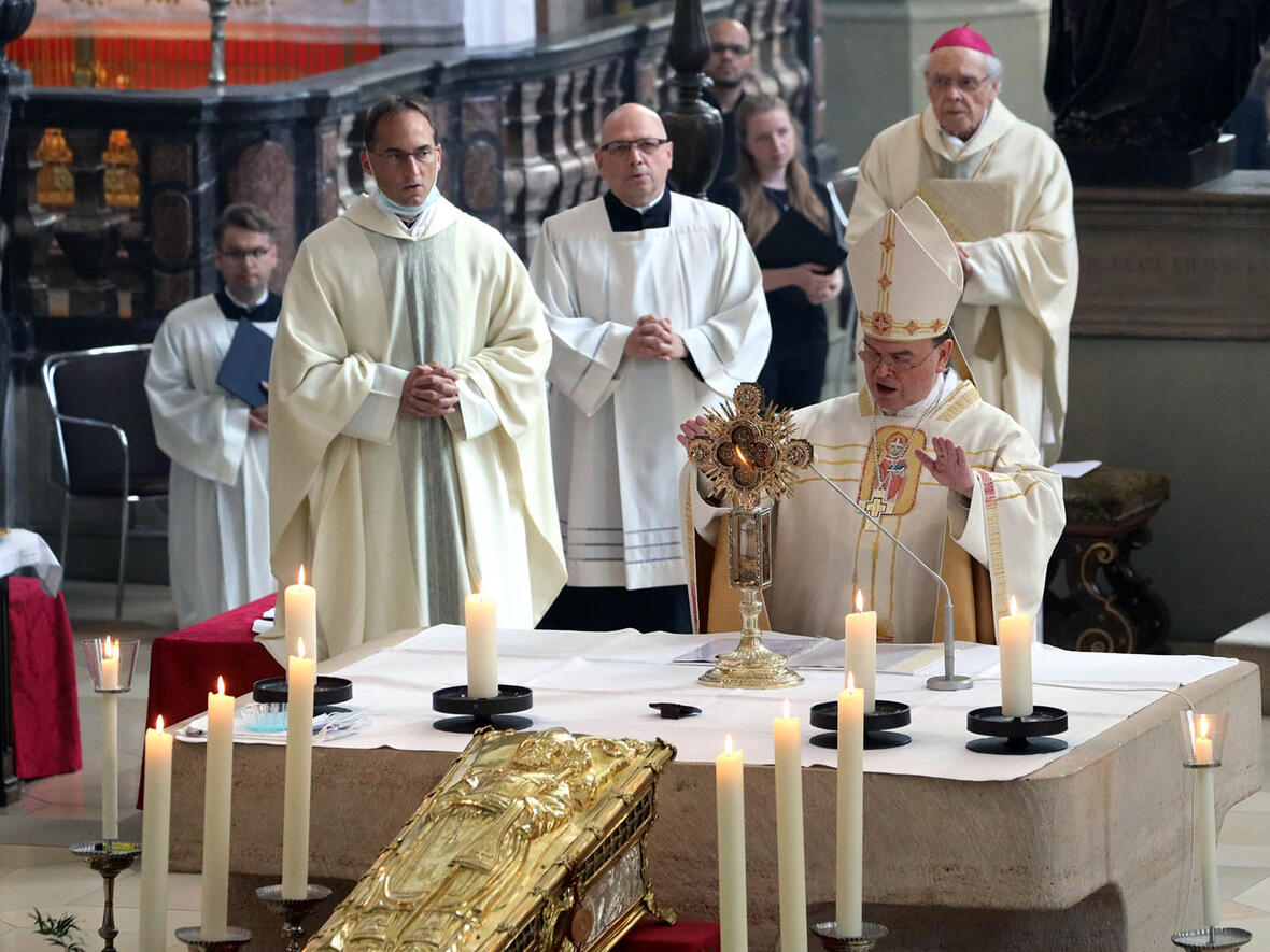 Bischof Bertram spendet den feierlichen Segen am Fest des hl. Ulrich (Foto Annette Zoepf_pba)