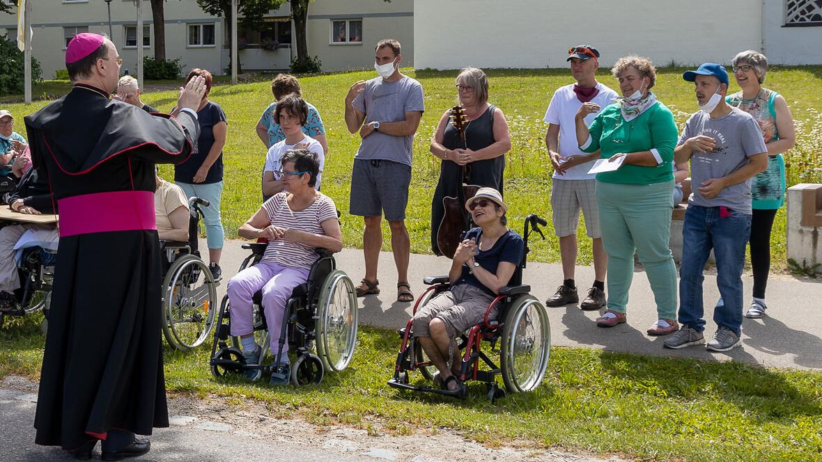 bischof-bertram-besucht-ursberg3801959