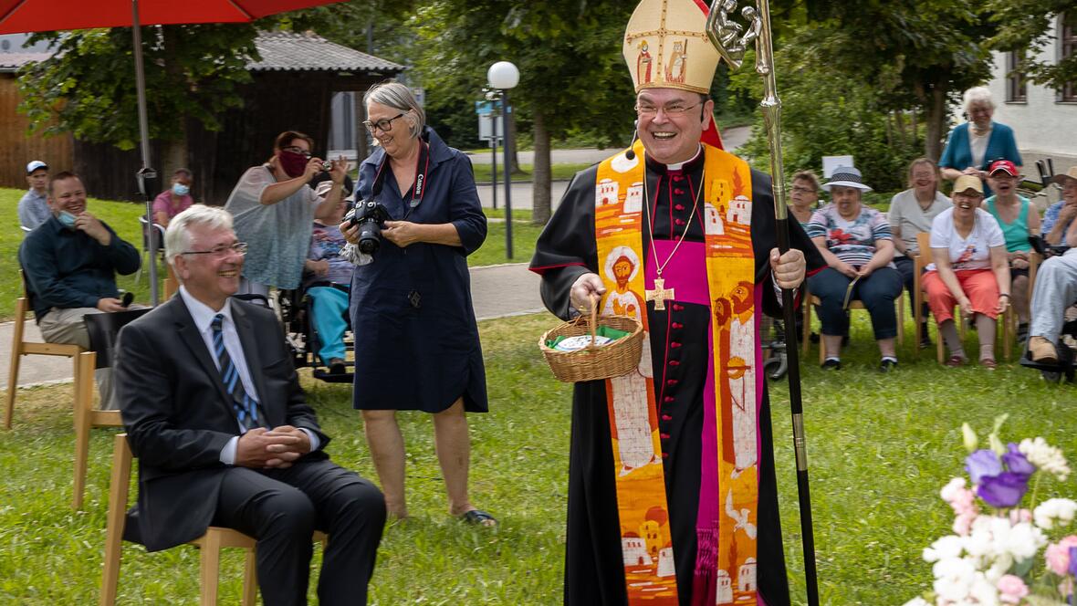bischof-bertram-besucht-ursberg3801965
