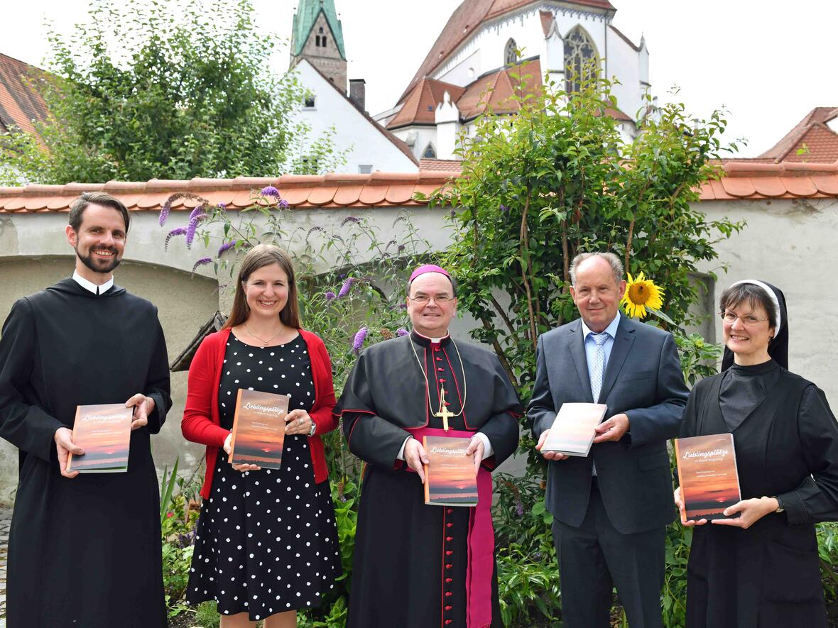 <p>Bei der Übergabe des Buchs (v.l.n.r.): P. Johannes Feierabend OSB, Herausgeberin Carolin Völk, Bischof Dr. Bertram Meier, Verleger Josef Fink und Sr. Dr. Theresia Wittemann OSF (Foto: Nicolas Schnall / pba)</p>
