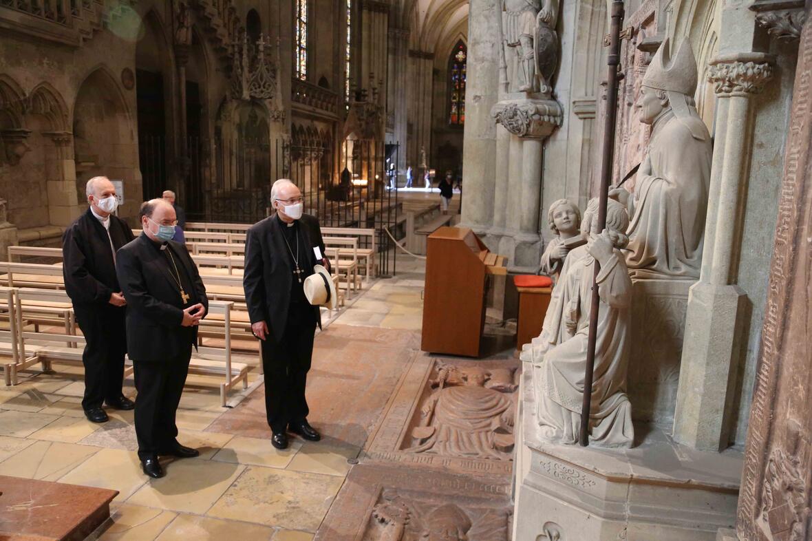 Gebet am Grab von Bischof Johann Michael Sailer, der aus Aresing im Bistum Augsburg stammt. (Foto: Veit Neumann)