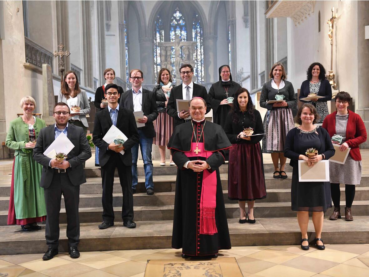 Bei einem feierlichen Gottesdienst hat Bischof Bertram heute 14 neue pastorale Mitarbeiter ausgesendet. (Fotos: Maria Steber / pba)