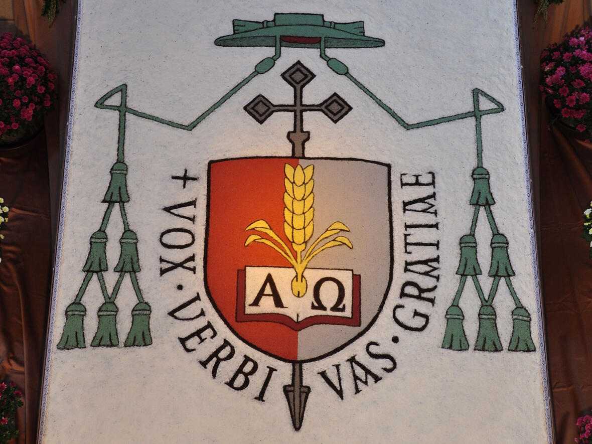 Das Körnerbild in Gundelfingen besteht unter anderem aus gefärbtem Gries, Reis, schwarzem Tee, Erde und Kokosflocken (Foto: PG Gundelfingen)