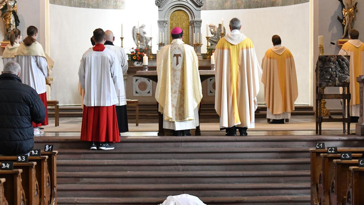 Das Niederlegen des Weihekandidaten bei der Allerheiligenlitanei (Foto: Julian Schmidt / pba)