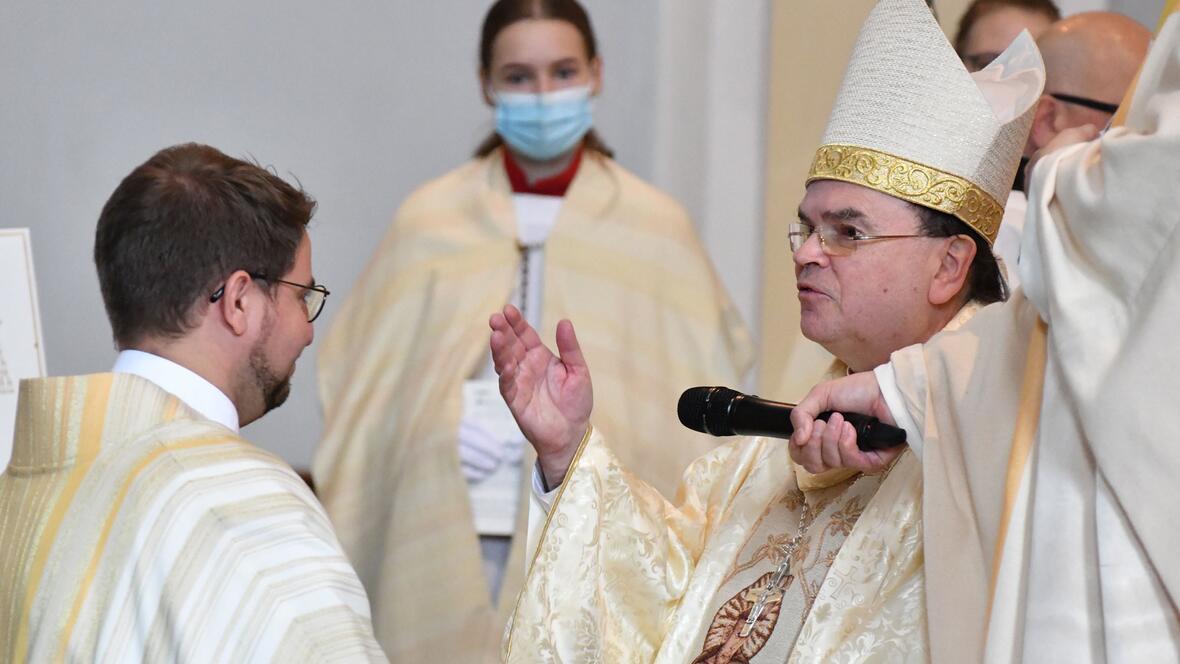 fr. Marcus empfing das Evangelium aus den Händen von Bischof Bertram (Foto: Julian Schmidt / pba)