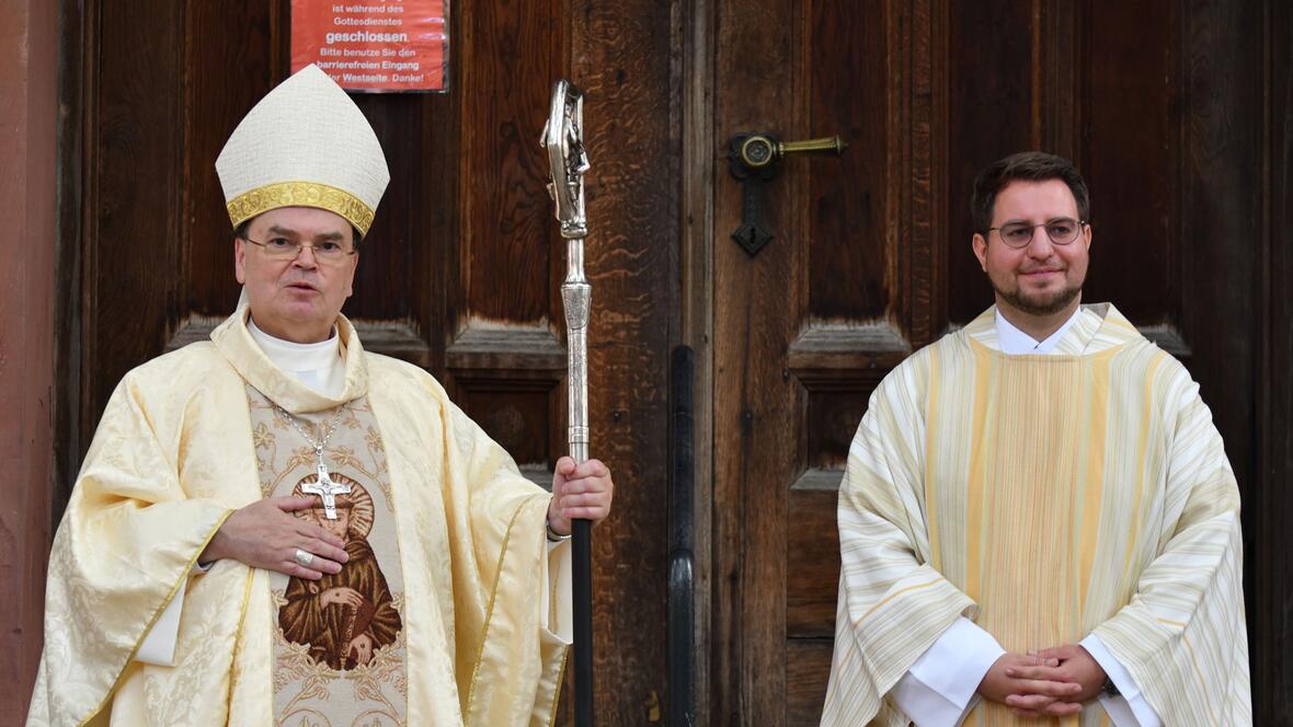 Bischof Bertram und der neugeweihte Diakon fr. Marcus Grabisch SAC (Foto: Julian Schmidt / pba)