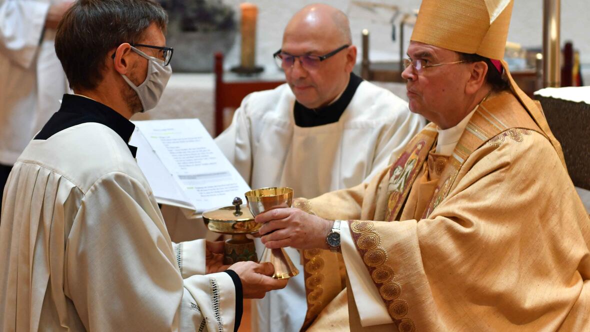 Dr. Daniel Esch wird von Bischof Bertram für den Akolythendienst beauftragt. (Foto: Nicolas Schnall / pba)