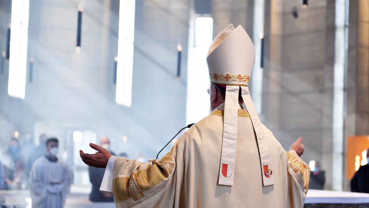 Bischof Bertram spendet den Segen