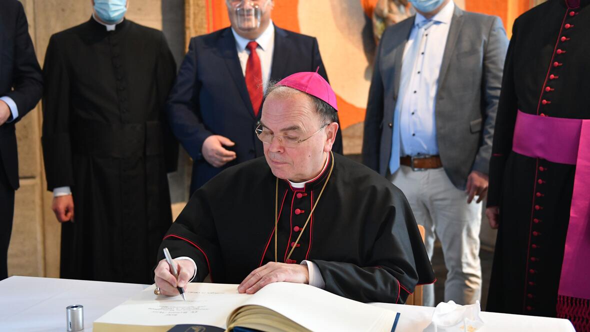 Nach der Messe trug sich Bischof Bertram in das Goldene Buch der Gemeinde Stadtbergen ein