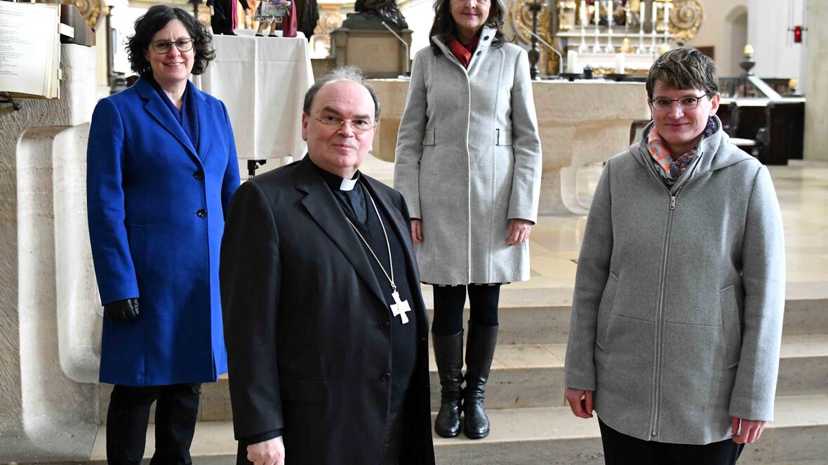 Abschied und Begrüßung: (v.l.) Seelsorgeamtsleiterin Angelika Maucher, Bischof Bertram Meier, Helga Kramer-Niederhauser, Maria Muther. (Fotos: Nicolas Schnall / pba).