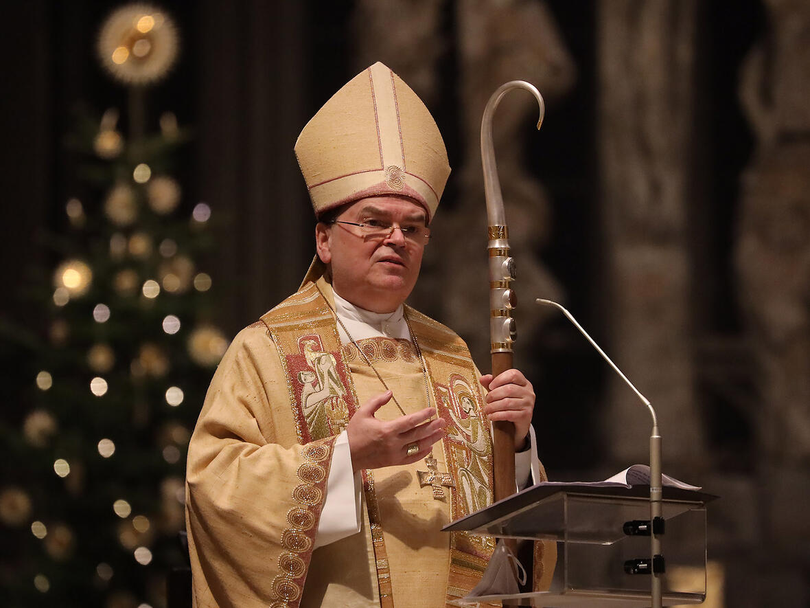 Bischof Bertram bei der Christmette im Hohen Dom (Foto: Annette Zoepf / pba)