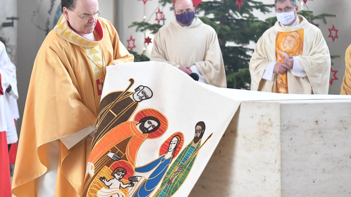 Bischof Bertram entfernt das Altartuch von St. Martin (Foto Julian Schmidt_pba) DSC_2390