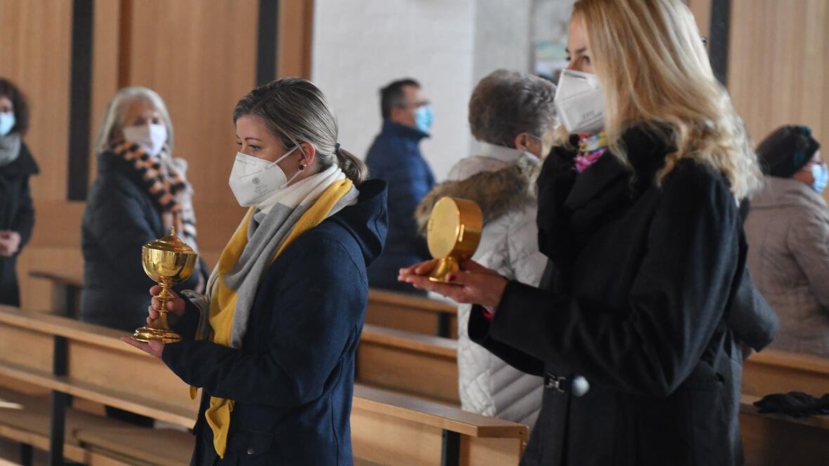 Das Allerheiligste wird in einer Prozession aus der Kirche gebracht (Foto: Julian Schmidt / pba)