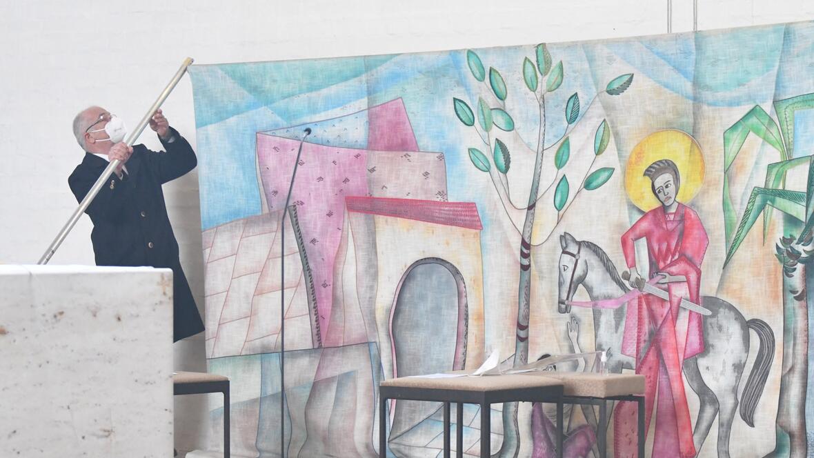 Das Martinsbild im Altarraum wird abgehängt (Foto: Julian Schmidt / pba)