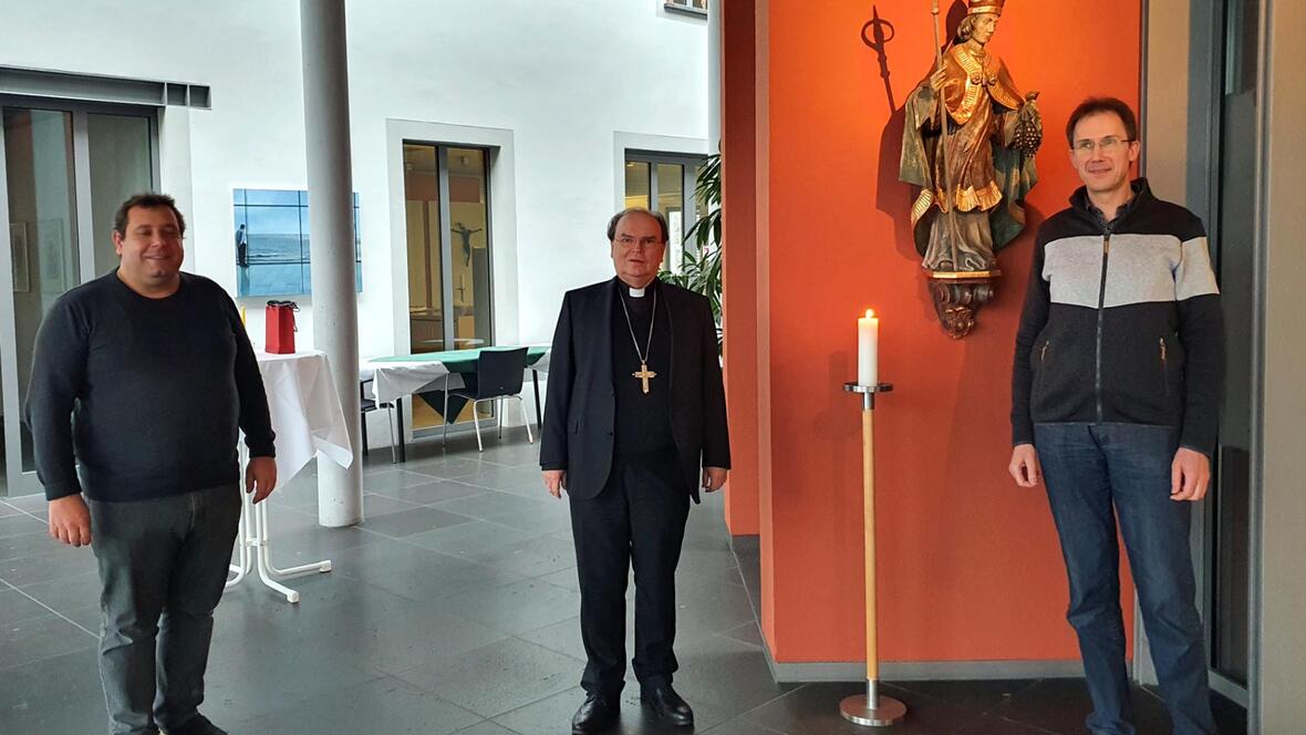 Die Augsburger Seminaristen Wolfgang Ehrle (links) und Richard Reißner gemeinsam mit Bischof Bertram. Herbert Kramert konnte nicht anwesend sein, war mit dem Bischof jedoch via Zoom-Schalte verbunden. (Foto: Studienhaus St. Lambert)