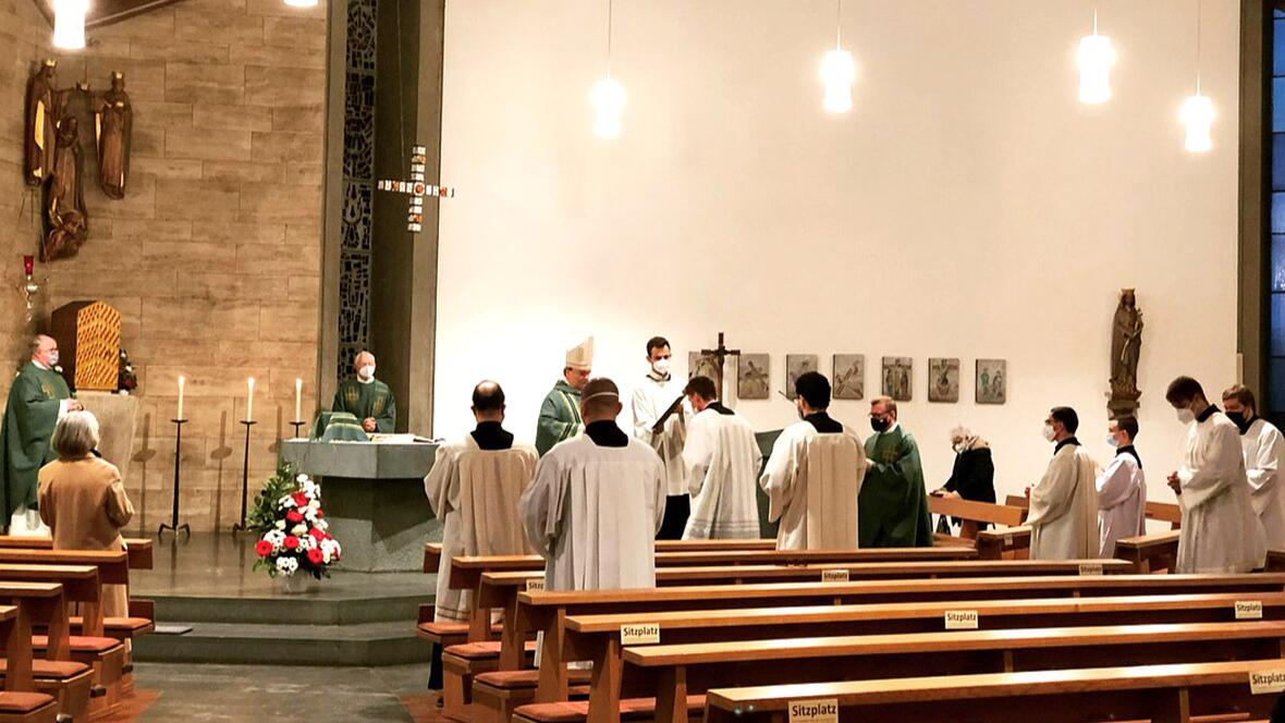 Bischof Bertram beauftragte neun Seminaristen mit dem Lektorat.