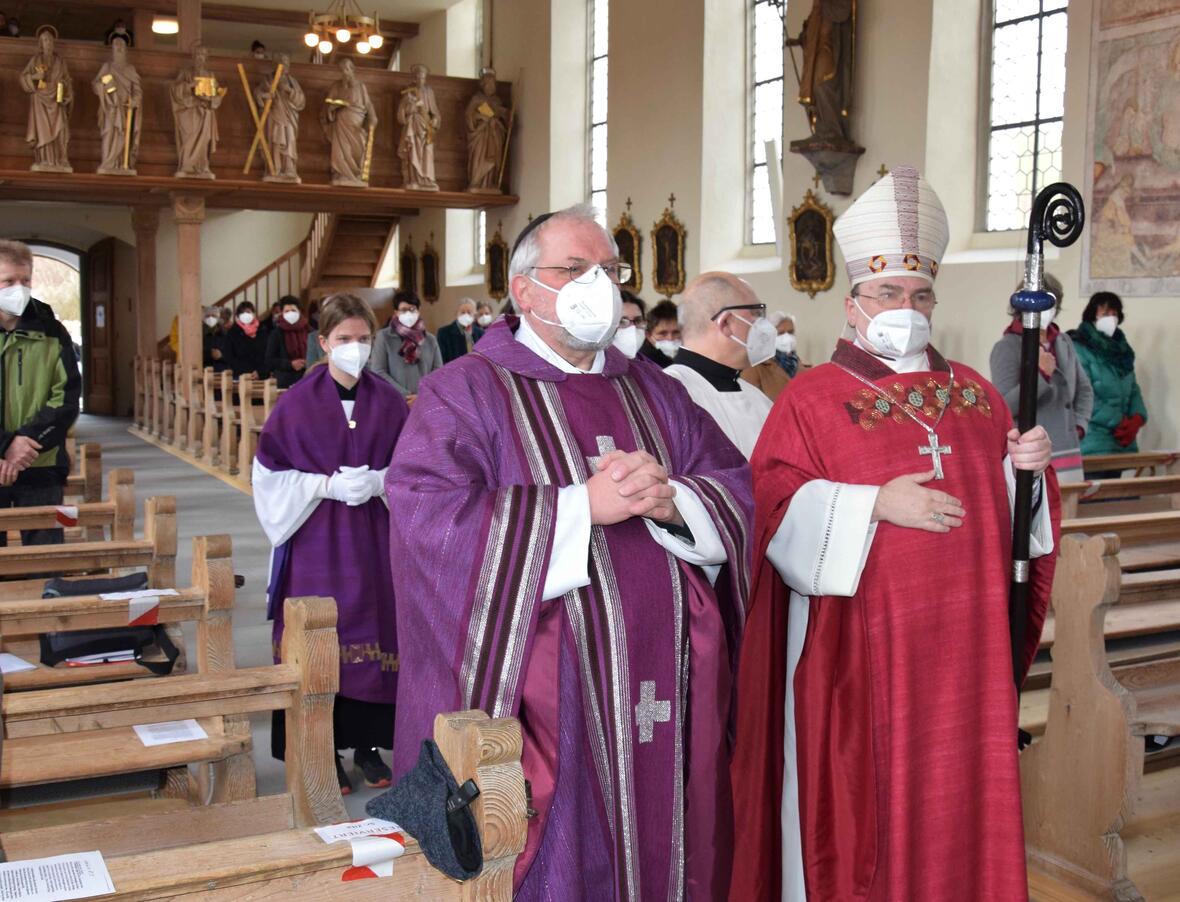 Einzug in die frisch renovierte Kirche St. Gallus: Bischof Bertram zusammen mit Pfarrer Werner Badura. (Fotos: Verspohl-Nitsche)