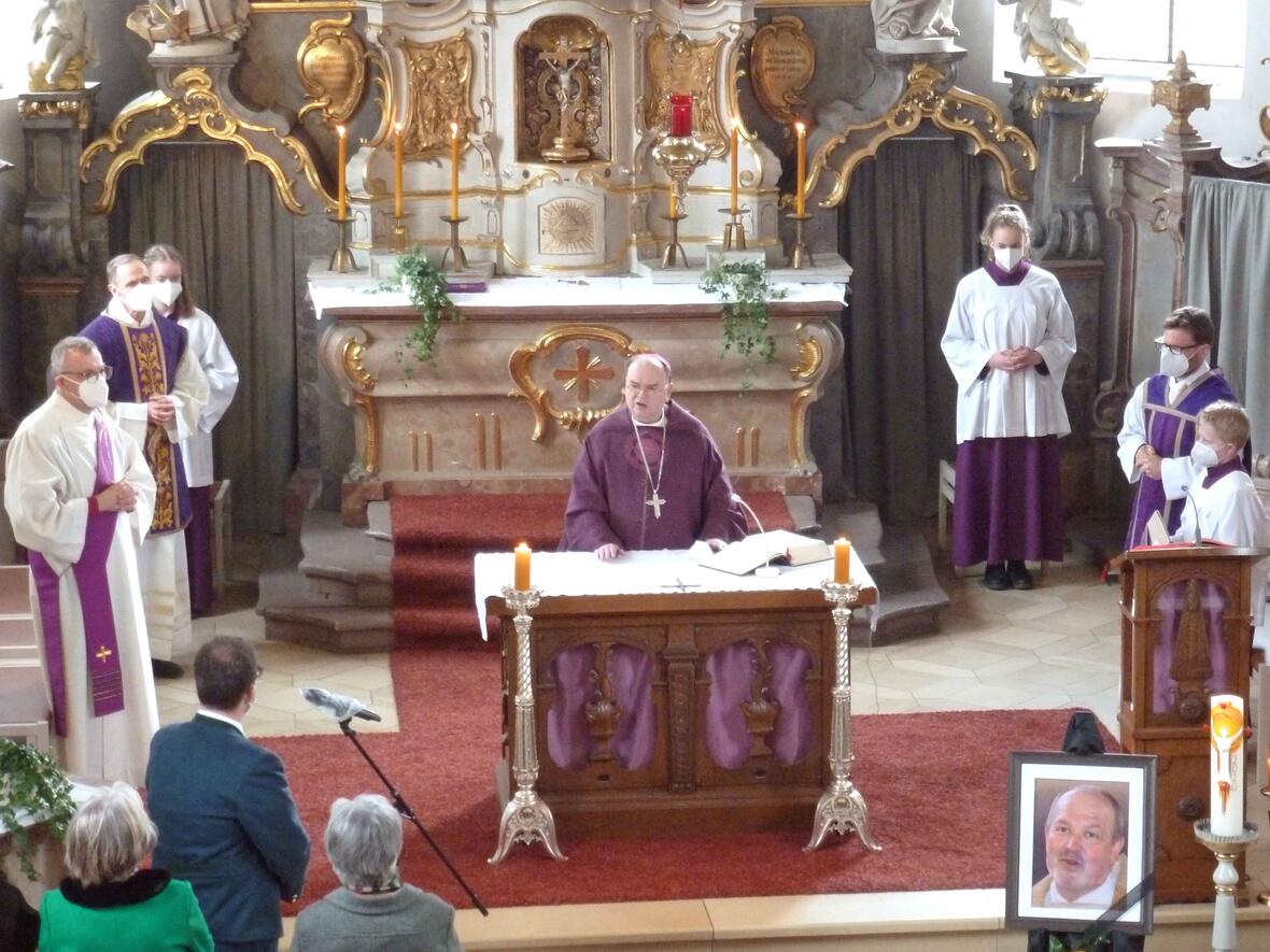 Bischof Bertram feierte einen Gottesdienst zum 1. Todestag von Dekan Robert Walter und segnete im Anschluss das Priestergrab. (Fotos: Otto Baronky)