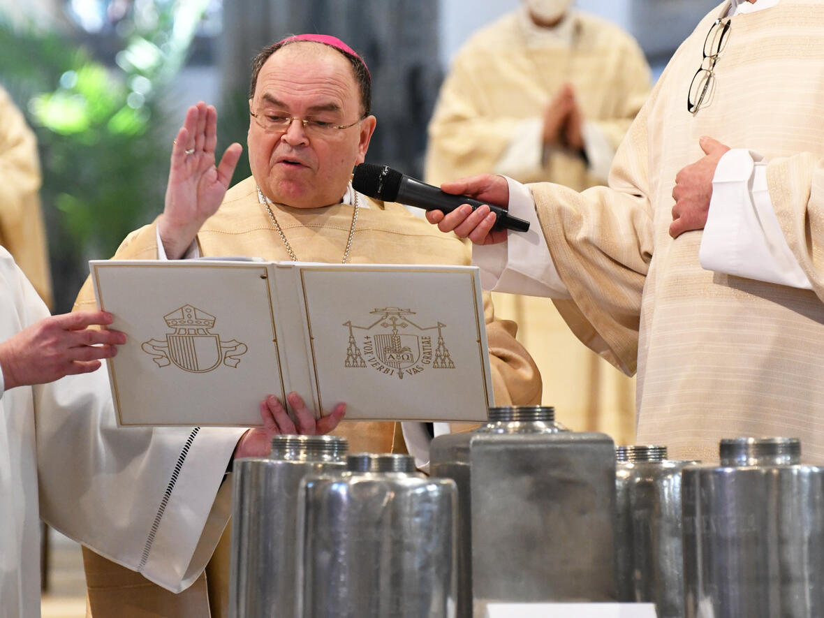 Bischof Bertram segnet die heiligen Öle (Foto Nicolas Schnall_pba) DSC_4934 web