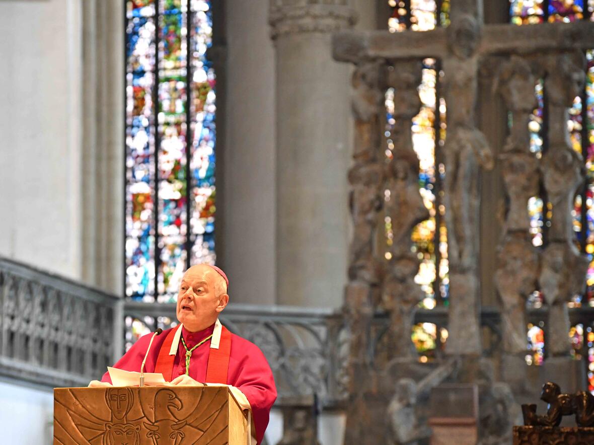 Weihbischof Dr. Dr. Anton Losinger bei der Predigt. (Fotos: Nicolas Schnall / pba)