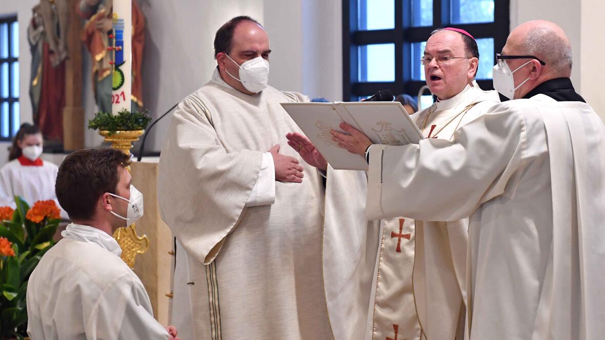 Beim Weihegebet: Bischof Bertram spendet Br. Anton Wölfl aus der Gemeinschaft der Redemptoristen die Diakonenweihe. (Fotos: Nicolas Schnall / pba)