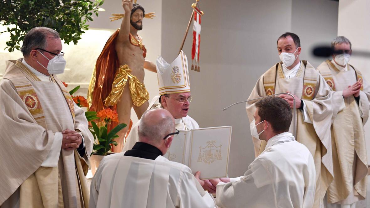 bischof-bertram-weiht-redemptoristen-zum-diakon4048522
