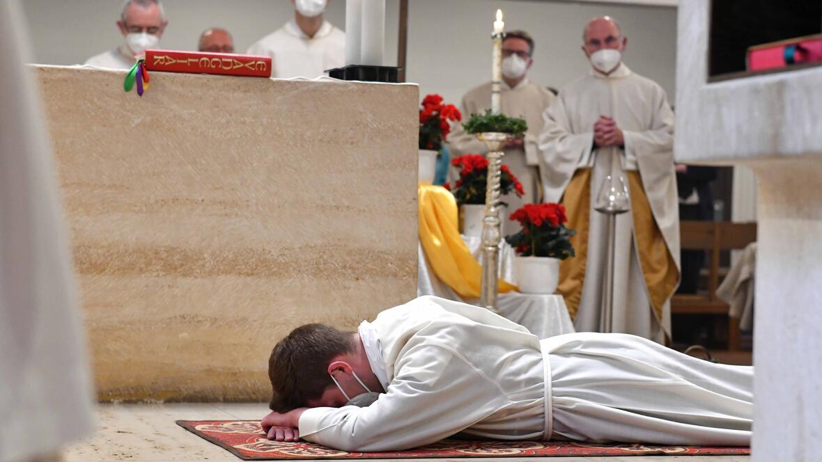 bischof-bertram-weiht-redemptoristen-zum-diakon4048525