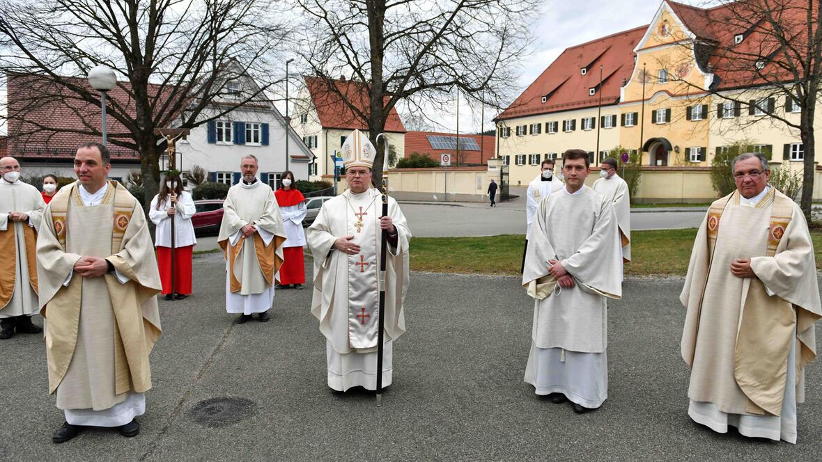 bischof-bertram-weiht-redemptoristen-zum-diakon4048528