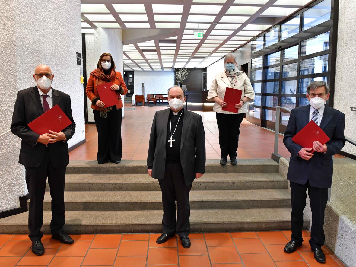 Nach Überreichung der Dekrete (v.l.): Hubert Paul, Prof. Dr. Gerda Riedl, Bischof Dr. Bertram Meier, Prof. Dr. Michele Noterdaeme, Manfred Prexl. Auf dem Bild fehlt Dr. Bernhard Koloczek. (Foto: Nicolas Schnall / pba)